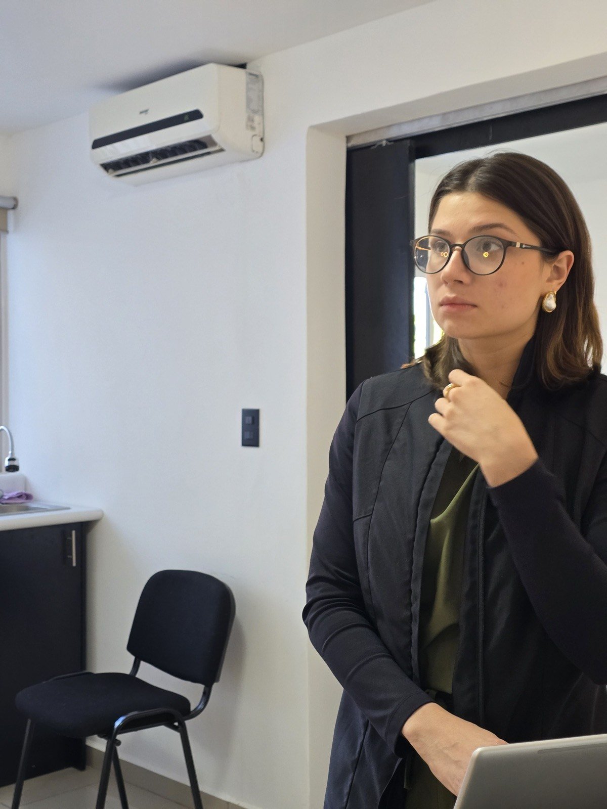 La Dra. Cindy Padilla en su clínica dental en Ciudad Merliot