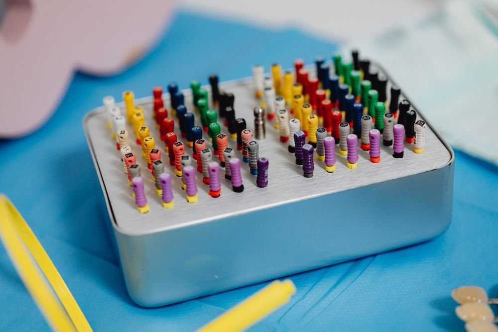 Limas de endodoncia organizadas en una bandeja; fotografía ilustrativa