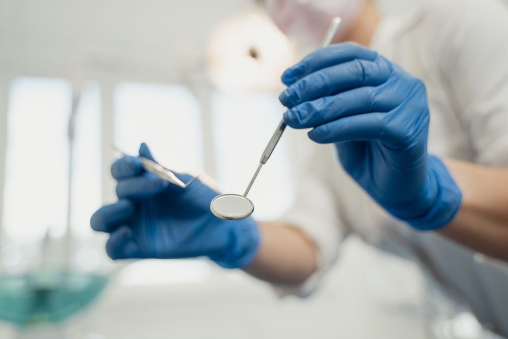 Espejo e instrumental preparados para una evaluación dental; fotografía ilustrativa